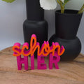 Schön hier | 3D Schriftzug | Dekoaufsteller fürs Regal – Verschönere Dein Zuhause