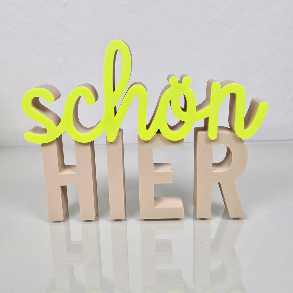 Schön hier | 3D Schriftzug | Dekoaufsteller fürs Regal – Einzugsgeschenk