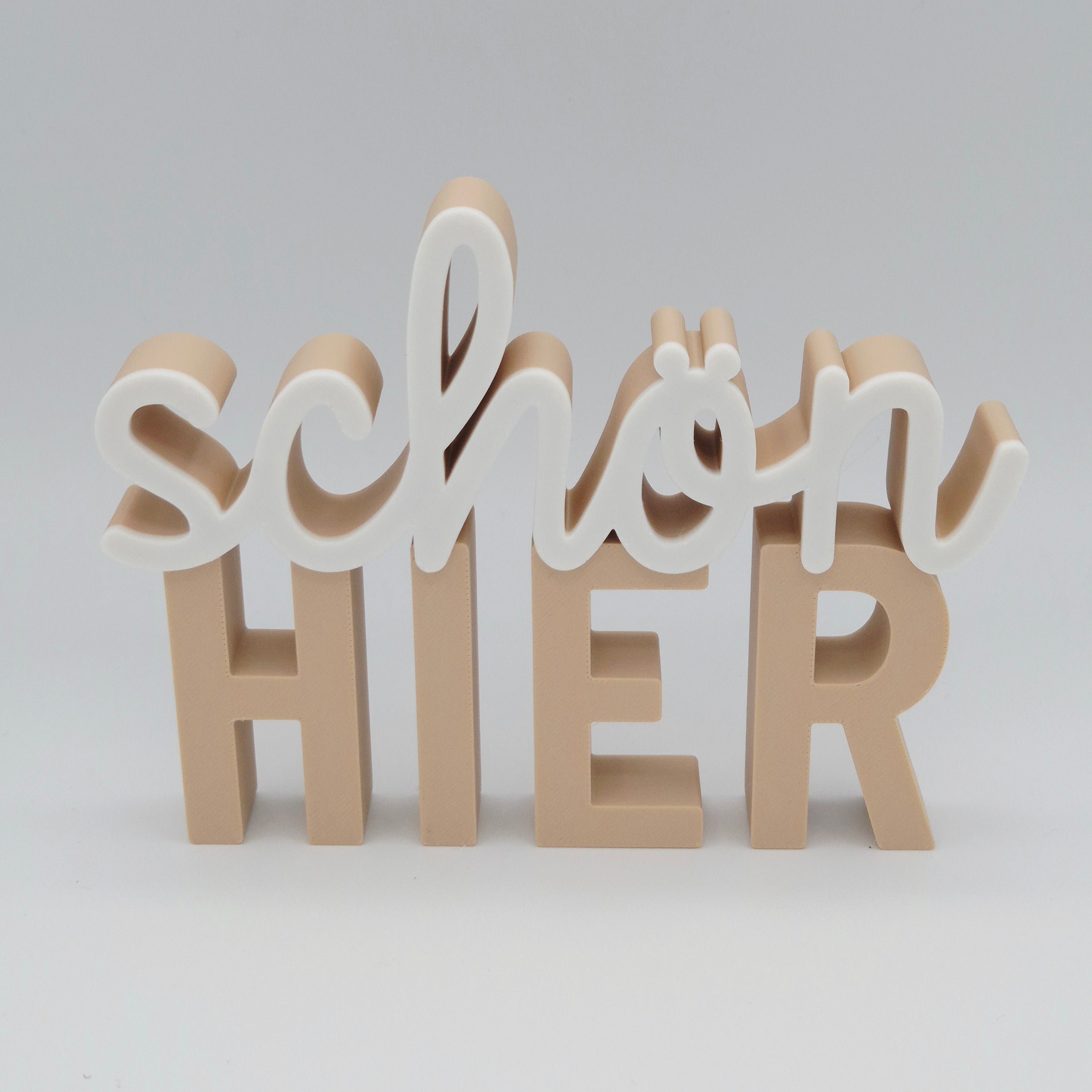 Schön hier KLEIN | 3D Schriftzug | Dekoaufsteller fürs Regal – Einzugsgeschenk