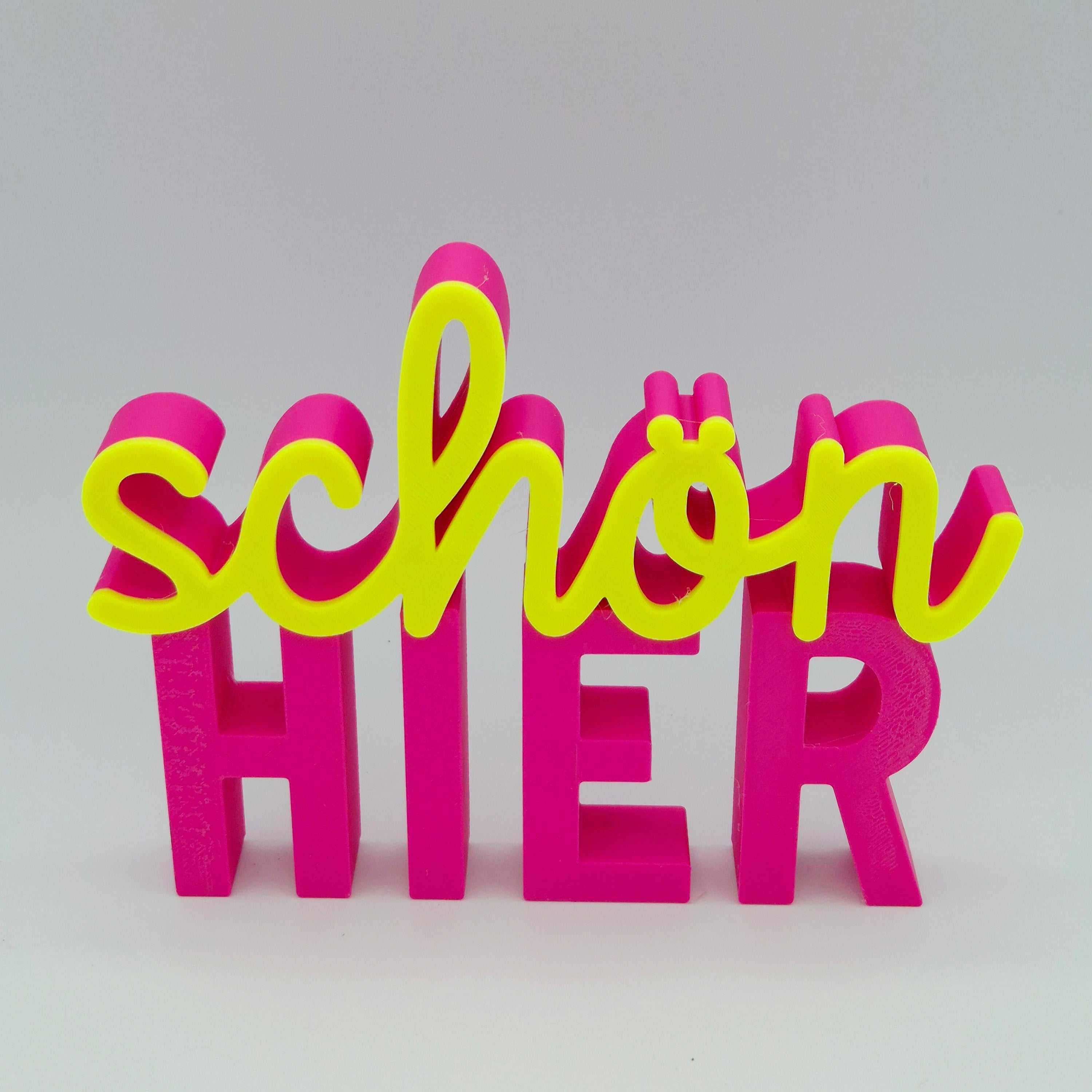 Schön hier KLEIN | 3D Schriftzug | Dekoaufsteller fürs Regal – Einzugsgeschenk