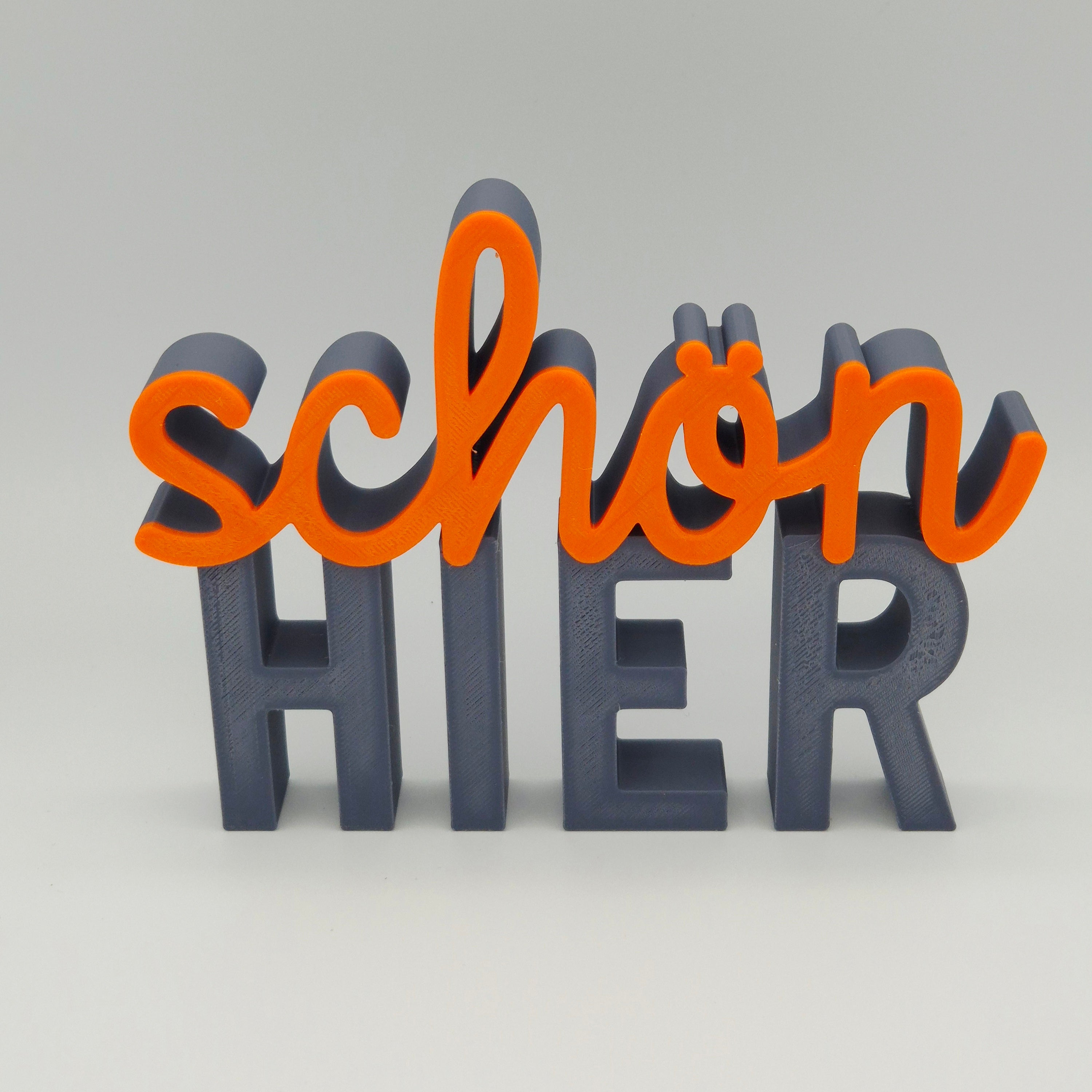 Schön hier KLEIN | 3D Schriftzug | Dekoaufsteller fürs Regal – Einzugsgeschenk