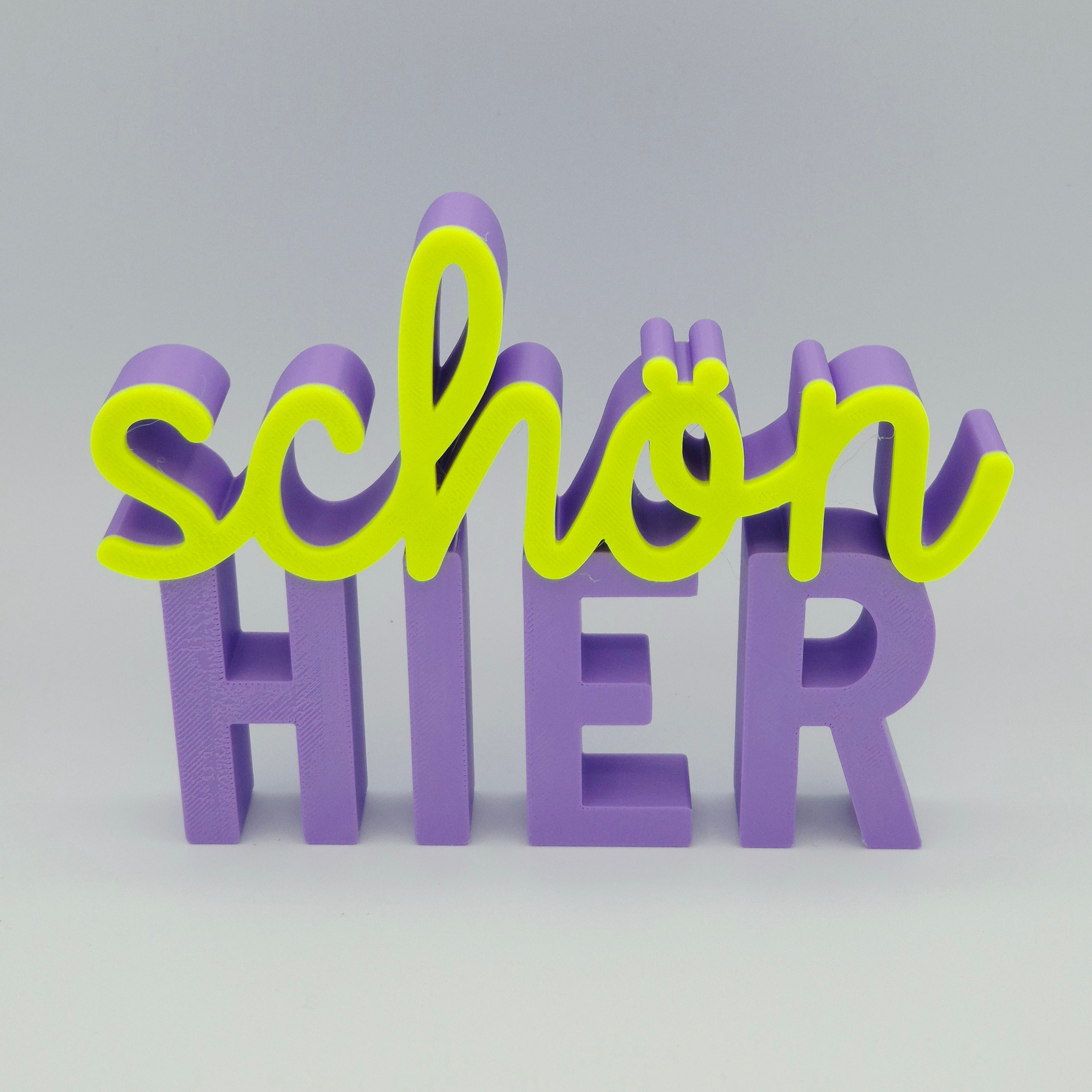 Schön hier KLEIN | 3D Schriftzug | Dekoaufsteller fürs Regal – Einzugsgeschenk