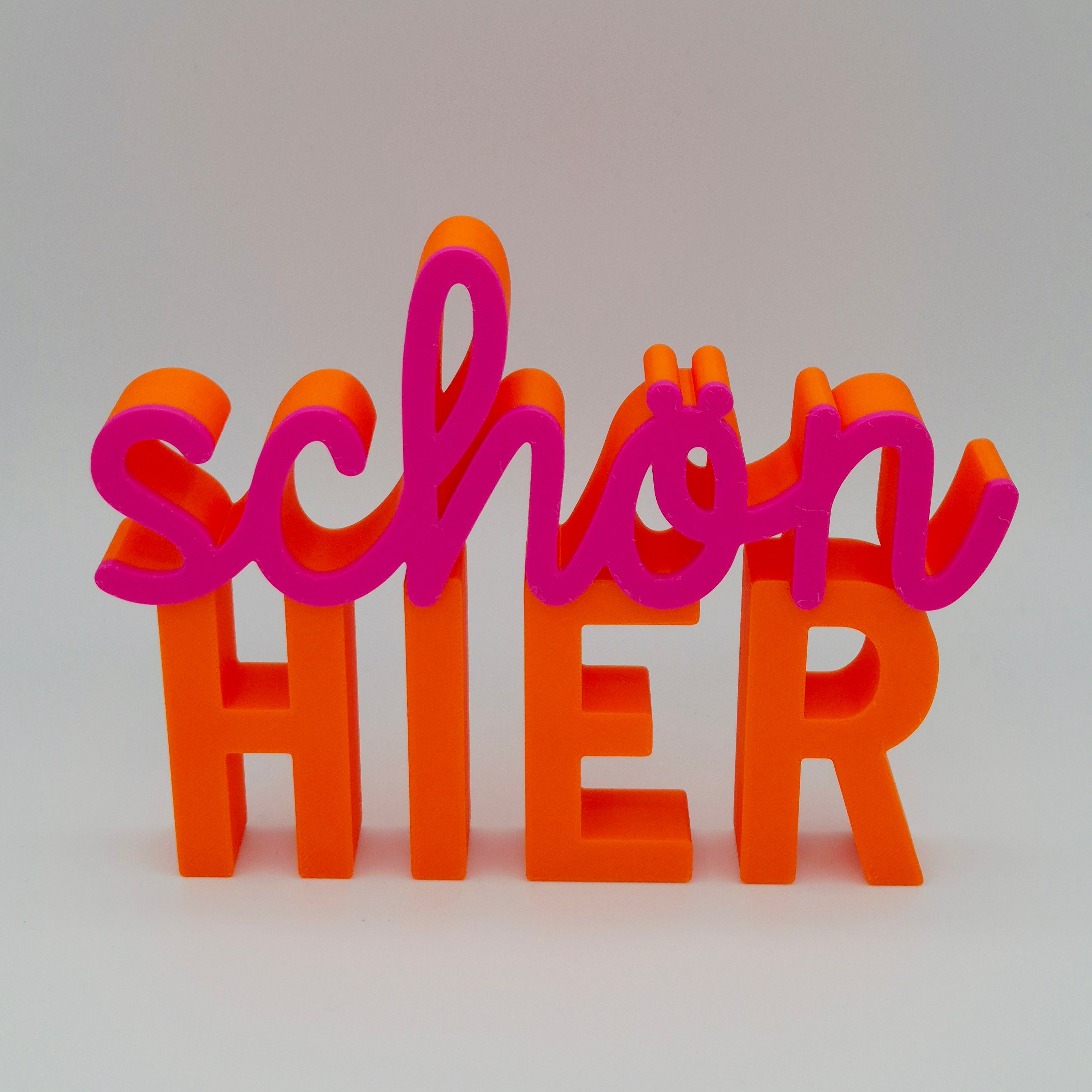 Schön hier KLEIN | 3D Schriftzug | Dekoaufsteller fürs Regal – Einzugsgeschenk