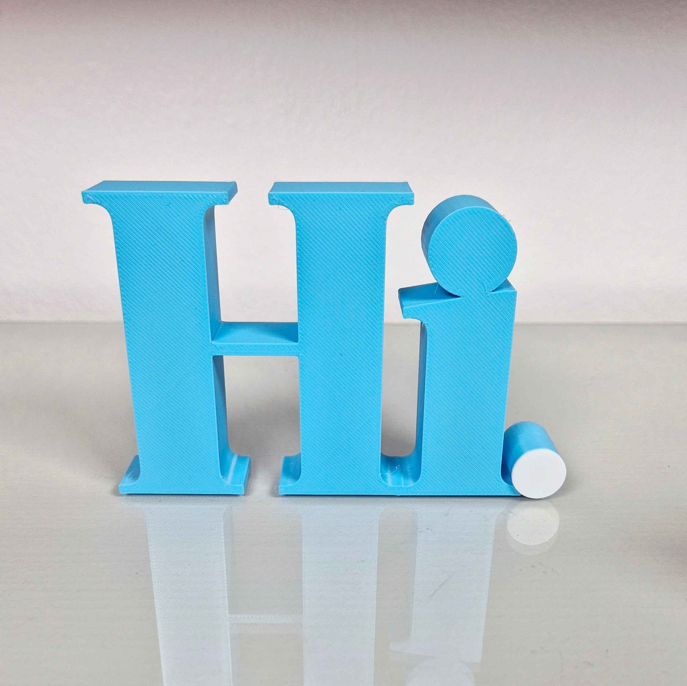 Hi | 3D Schriftzug | Dekoaufsteller fürs Regal – Willkommensgeschenk