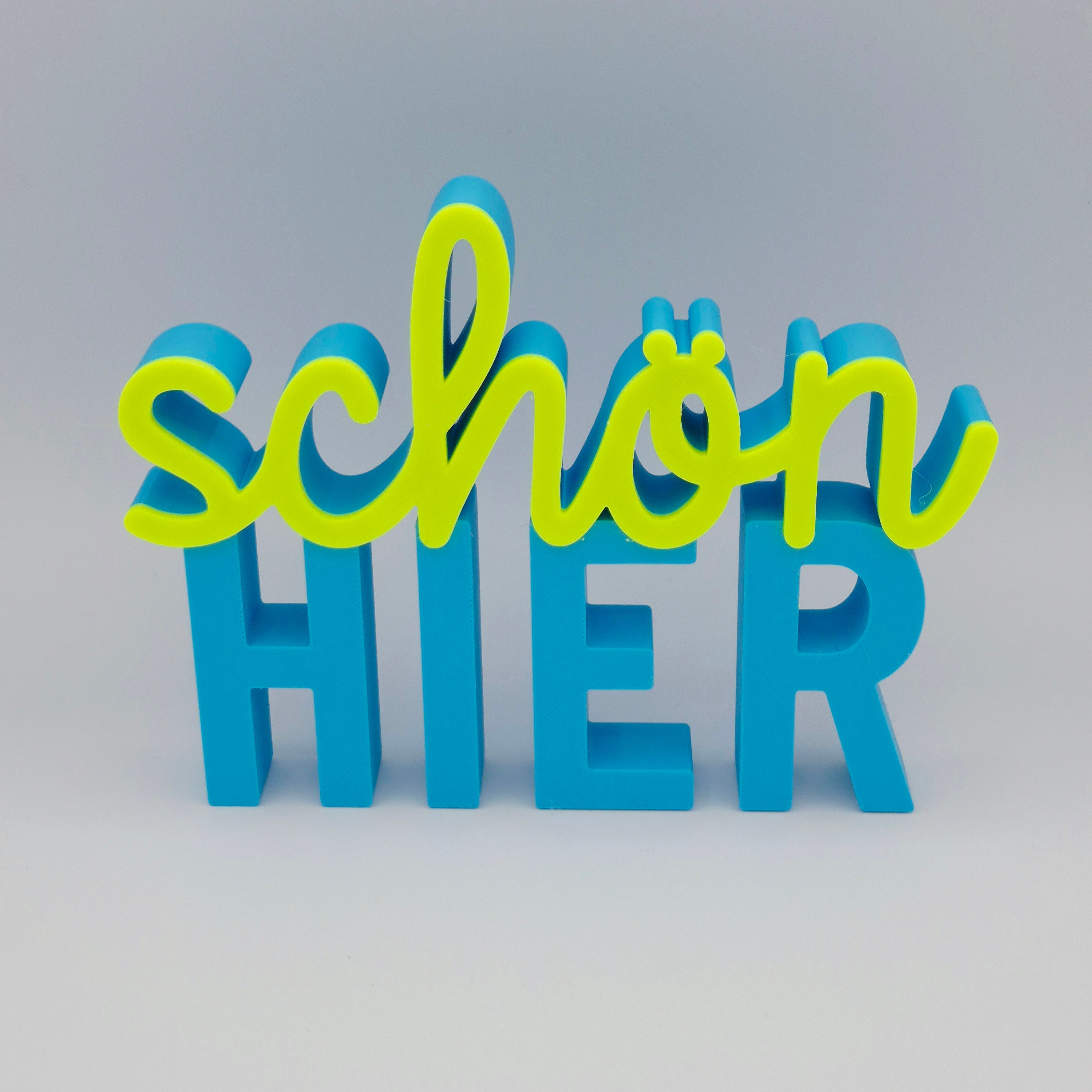 Schön hier KLEIN | 3D Schriftzug | Dekoaufsteller fürs Regal – Einzugsgeschenk