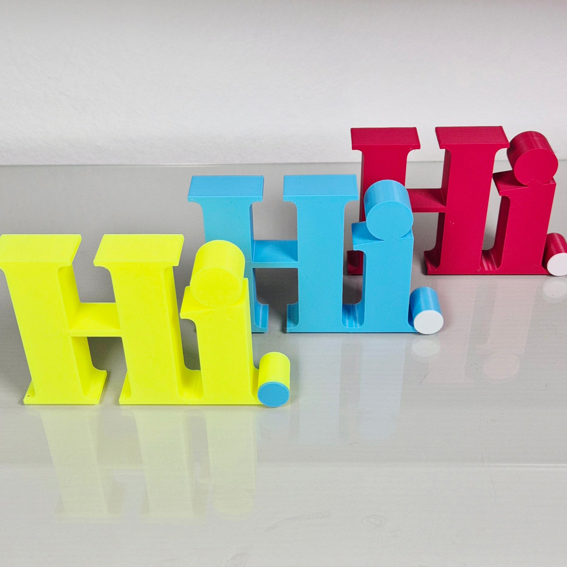 Hi | 3D Schriftzug | Dekoaufsteller fürs Regal – Willkommensgeschenk