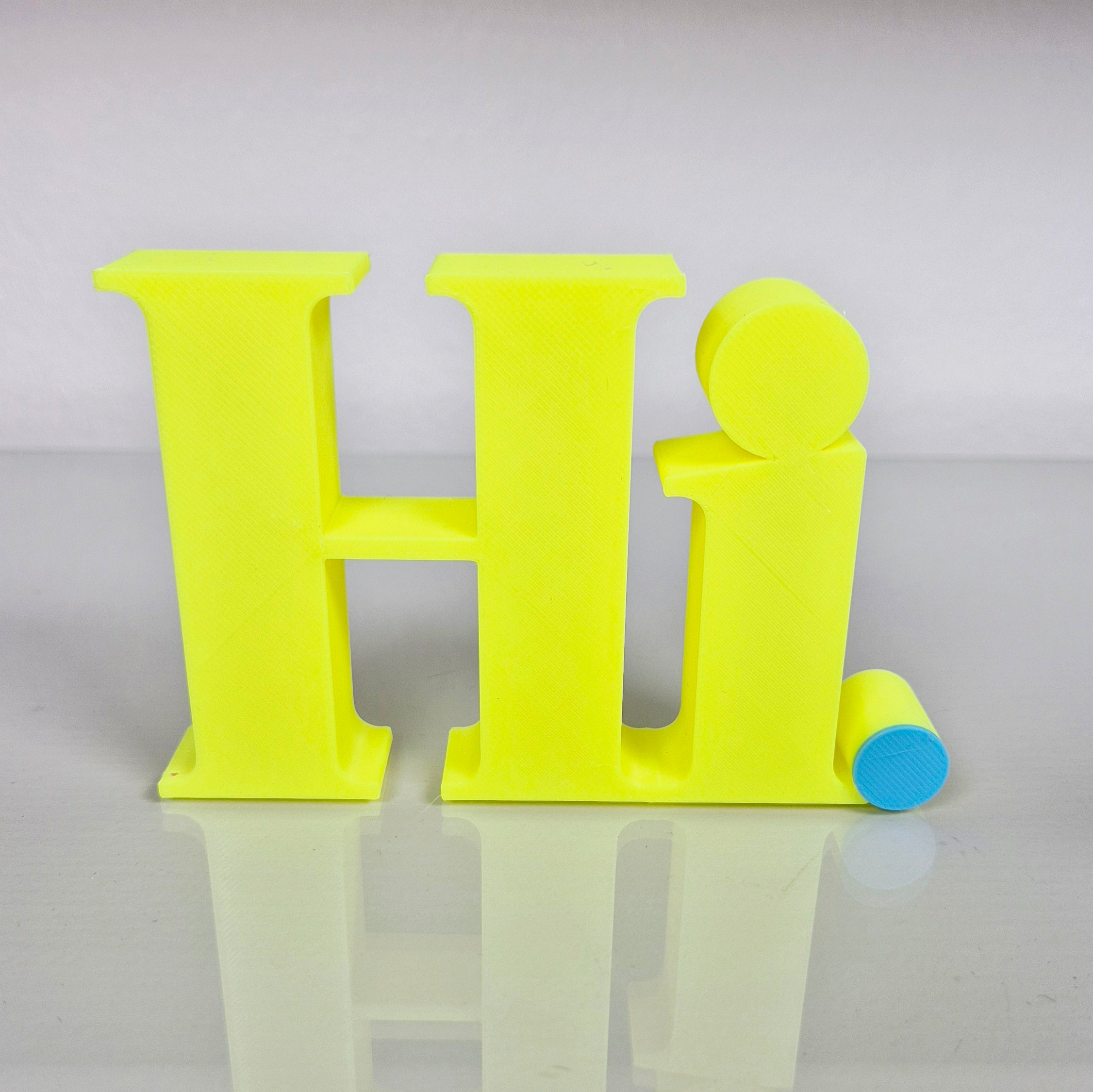 Hi | 3D Schriftzug | Dekoaufsteller fürs Regal – Willkommensgeschenk