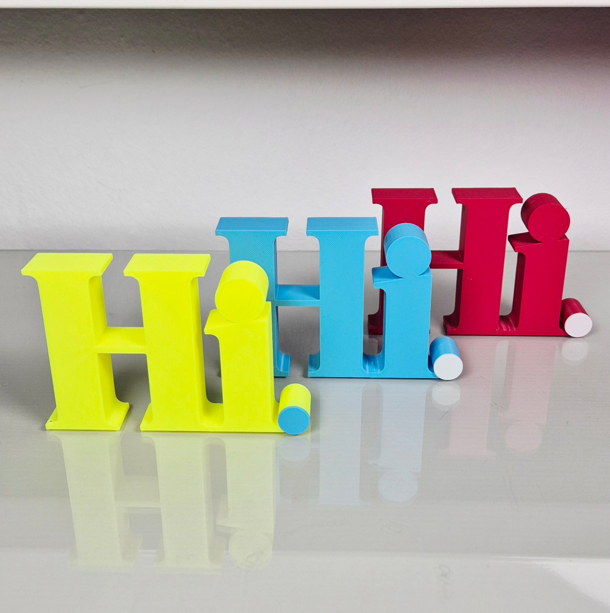 Hi | 3D Schriftzug | Dekoaufsteller fürs Regal – Willkommensgeschenk