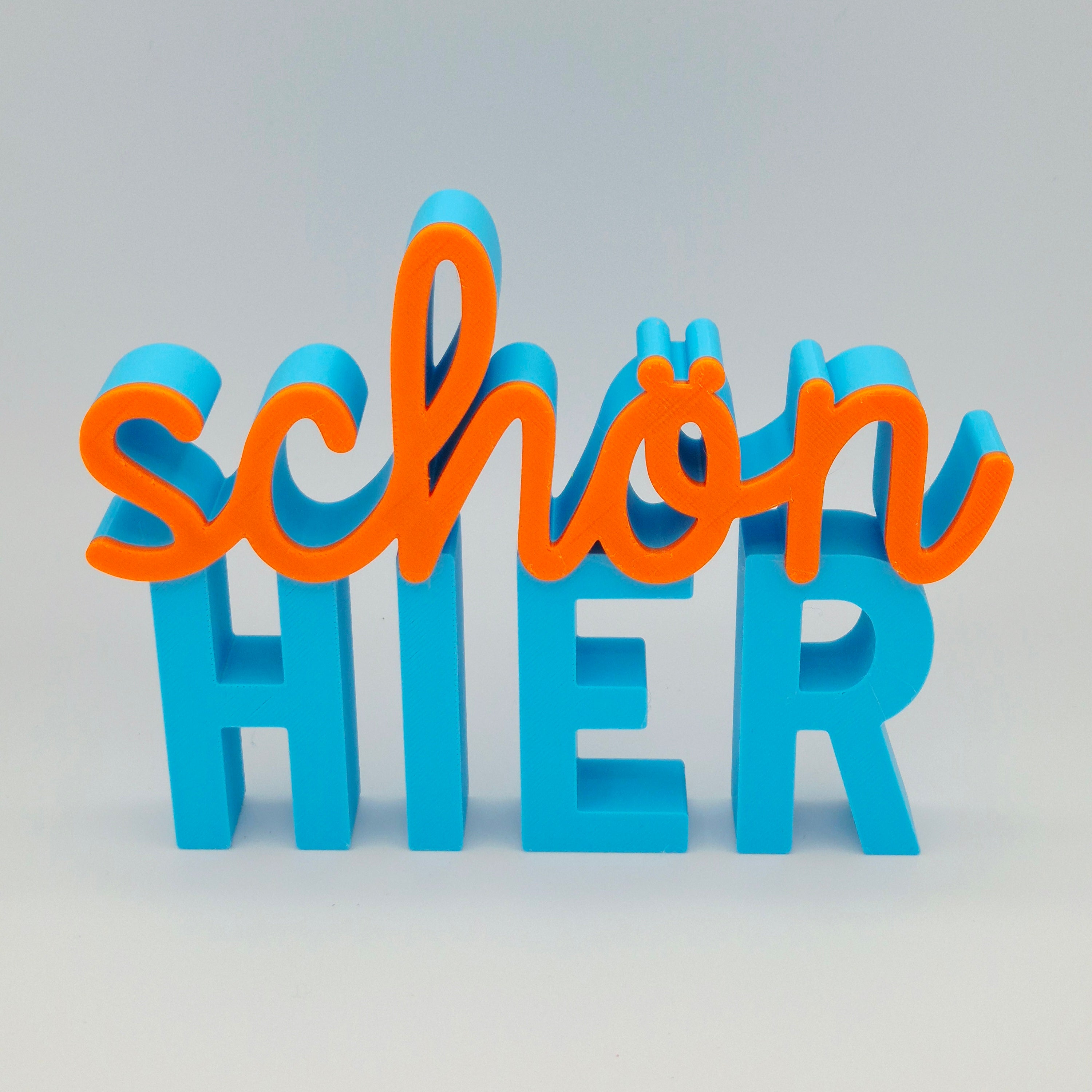 Schön hier KLEIN | 3D Schriftzug | Dekoaufsteller fürs Regal – Einzugsgeschenk